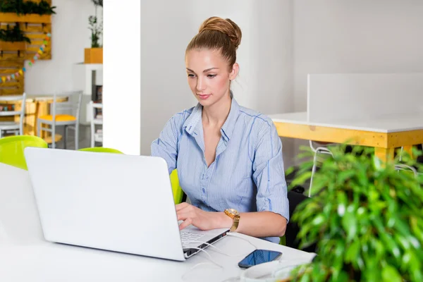 Business, technologie en groen kantoor concept - jonge succesvolle zakenvrouw met laptop op kantoor. Vrouw met tabletcomputer. — Stockfoto