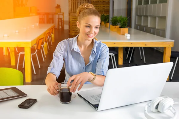 Business, technologie en green office concept - jonge succesvolle zakenvrouw met laptopcomputer op kantoor. Mooie vrouw met behulp van tablet pc. — Stockfoto