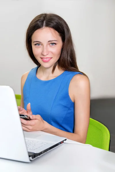 Επιχειρήσεων, τεχνολογίας και πράσινο έννοια γραφείο - νέοι επιτυχημένη επιχειρηματίας με φορητό υπολογιστή που μιλάτε στο τηλέφωνο στο γραφείο. Όμορφη γυναίκα που χρησιμοποιούν τον υπολογιστή tablet. — Φωτογραφία Αρχείου