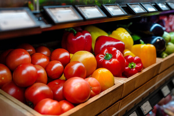 Овощи из супермаркета. Свежие овощи и фрукты на полках супермаркетов