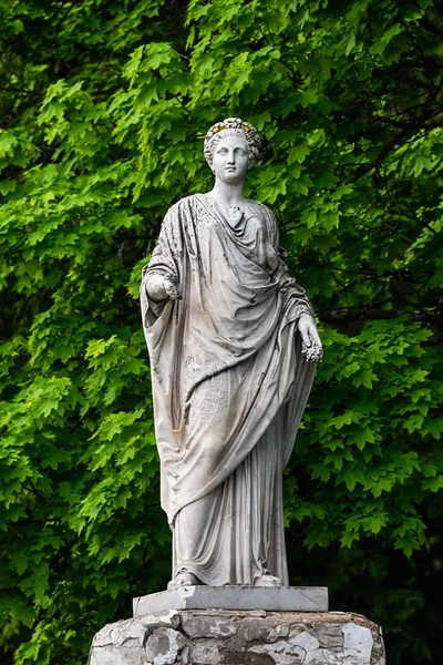 Mramorová socha římského Ceres nebo řecké Demeter v parku paláce a parku komplexní realitní G. Galagan. Sokyryntsi vesnice, Ukrajina. — Stock fotografie