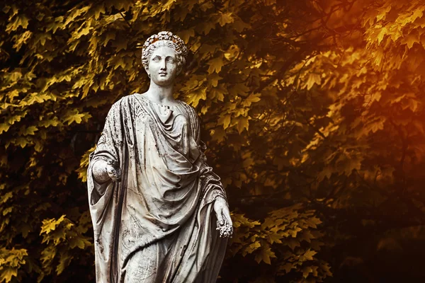 Estátua de Ceres romana ou grega Demeter no parque do Palácio de mármore e estacionar o complexo imobiliário de G. Galagan. Aldeia de Sokyryntsi, Ucrânia. Foto tonificada. — Fotografia de Stock