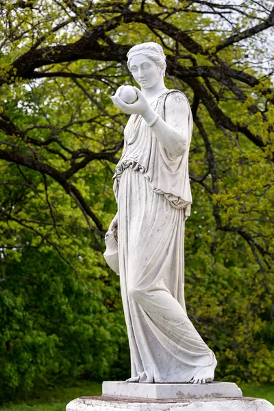 Statue en marbre de la déesse grecque Héra ou la déesse romaine Junon, tenant une pomme de discorde dans le parc du Palais et complexe de parc Domaine de G. Galagan. Village de Sokyryntsi, Ukraine . — Photo