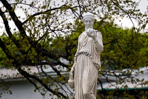 Marmurowa rzeźba grecka bogini Hera, czy rzymska bogini Juno, trzyma jabłko niezgody w parku pałacu i parku kompleks nieruchomości G. Galagan. Sokyryntsi village, Ukraina. — Zdjęcie stockowe