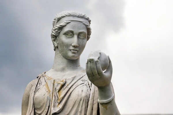 大理石のギリシャの女神ヘラの像やローマの女神ジュノー、宮殿の公園で不和のリンゴを保持し、g. Galagan の複雑な不動産の公園します。Sokyryntsi 村、ウクライナ. — ストック写真