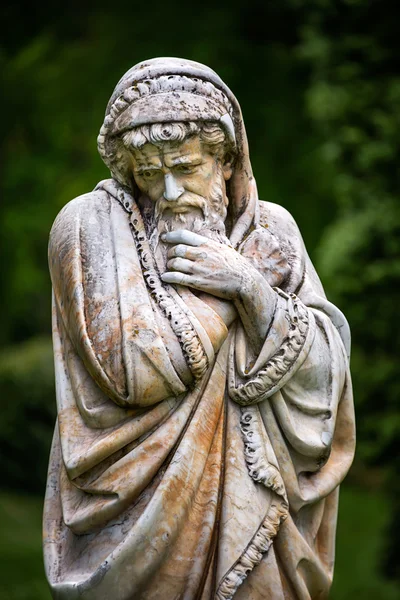 Sculpture en marbre d'un vieil homme gelé et enveloppé dans des couvertures personnifiant la saison froide de l'année. Le palais et le complexe du parc Manoir Tarnowski, s.Kachanovka, Ukraine . — Photo