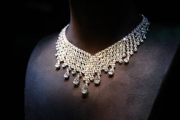 Collar de oro blanco con diamantes en un soporte . —  Fotos de Stock