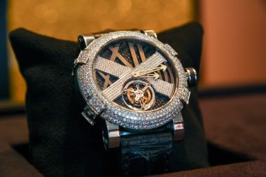 İsviçre saatleri stand. Erkek moda. Unisex aksesuarları