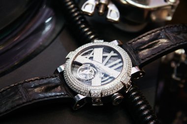 Masanın üzerine Pırlantalı İsviçreli lüks seyretmek