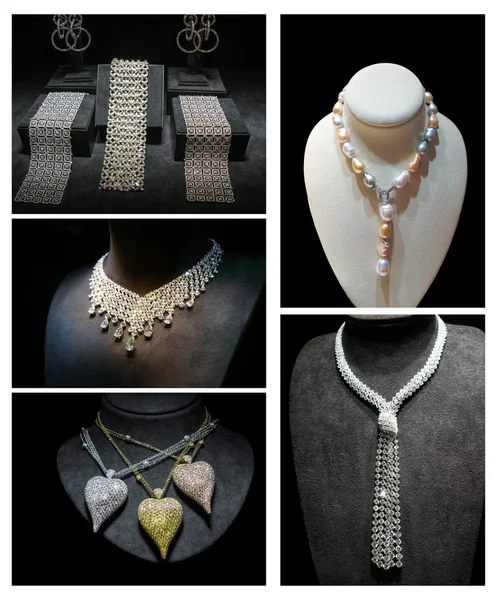 Instellen van luxe sieraden gemaakt van witte, gele en roze goud, diamanten en parels. Luxe vrouwen accessoires op stands. — Stockfoto