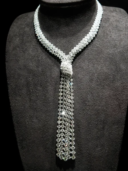 Collana in oro bianco con diamanti su uno stand . — Foto Stock