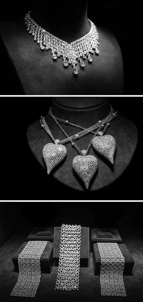 Set di gioielli di lusso in oro bianco o argento e diamanti. Accessori donna di lusso sugli stand . — Foto Stock