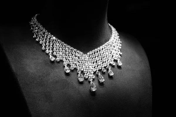 Collar de oro blanco con diamantes en un soporte . —  Fotos de Stock