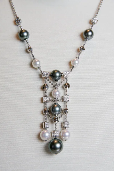 Collar de lujo de oro blanco con diamantes y perlas en un soporte . —  Fotos de Stock