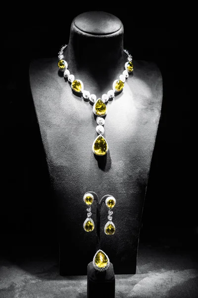 Conjunto de joyas de lujo de oro blanco con diamantes y topacio amarillo o zafiro en un soporte . — Foto de Stock