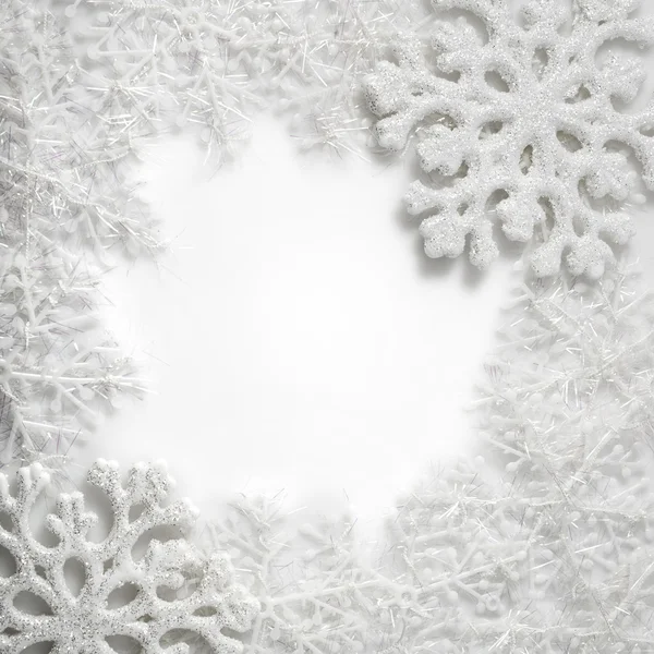 O quadro dos flocos de neve com espaço para o seu texto sobre fundo branco. Tema do ano novo. Símbolo de inverno — Fotografia de Stock