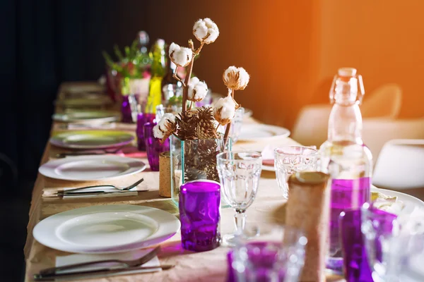 Mesa decorada lista para la cena. Mesa bellamente decorada con flores, velas, platos y servilletas para bodas u otro evento en el restaurante . —  Fotos de Stock