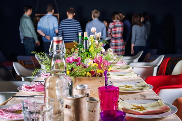 Masa hazır yemek için dekore edilmiştir. Güzel çiçekler, mumlar, tabak ve peçeteler düğün için tablo kümesi veya başka bir olay Restoran dekore edilmiş.
