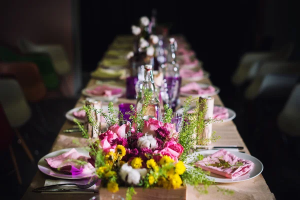 Mesa decorada lista para la cena. Mesa bellamente decorada con flores, velas, platos y servilletas para bodas u otro evento en el restaurante . —  Fotos de Stock