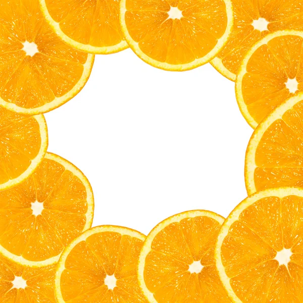 Gezonde voeding-concept. Oranje segmenten geregeld rond het frame met copyspace voor uw tekst. Collaged afbeelding. — Stockfoto