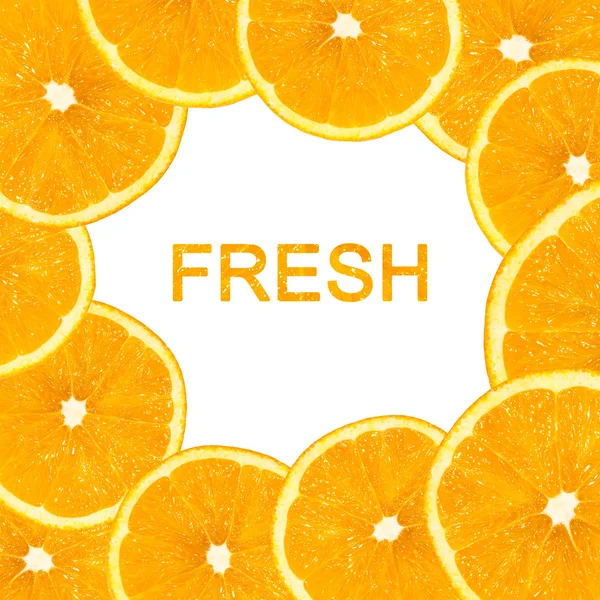 Concepto de comida saludable. Rebanadas de naranja dispuestas alrededor del marco con palabra fresca en el centro. Imagen en collage . —  Fotos de Stock