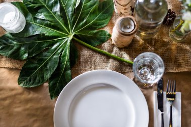 Masa hazır yemek için dekore edilmiştir. Güzel çiçekler, mumlar, tabak ve peçeteler düğün için tablo kümesi veya başka bir olay Restoran dekore edilmiş.
