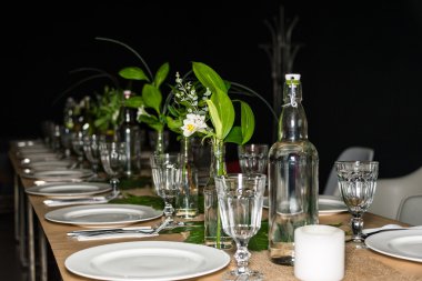 Masa hazır yemek için dekore edilmiştir. Güzel çiçekler, mumlar, tabak ve peçeteler düğün için tablo kümesi veya başka bir olay Restoran dekore edilmiş.