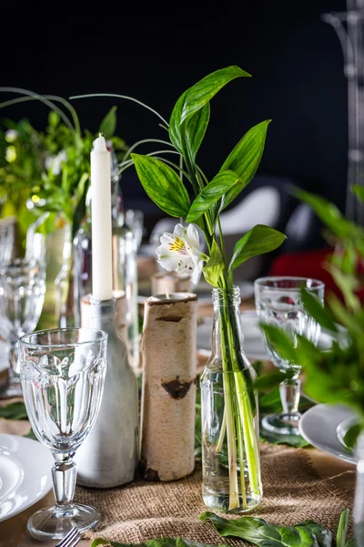 Mesa decorada lista para la cena. Mesa bellamente decorada con flores, velas, platos y servilletas para bodas u otro evento en el restaurante . —  Fotos de Stock