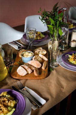 Taze ekmek ve dekore edilmiş sofra üzerine ev yapımı tereyağı.