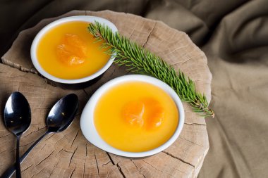 Panna cotta mandalina ile gri Tekstil üzerinde ye devam eder. Üstten Görünüm.