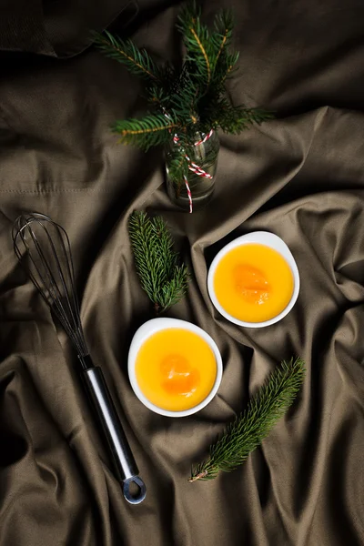 Panna cotta met mandarijnen geserveerd over grijs textiel. Bovenaanzicht. — Stockfoto
