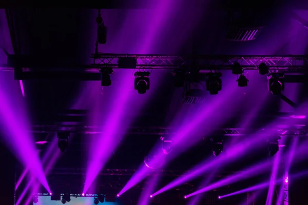 Feux de discothèque à la boîte de nuit. Un fond de fête. Concentration sélective . — Photo