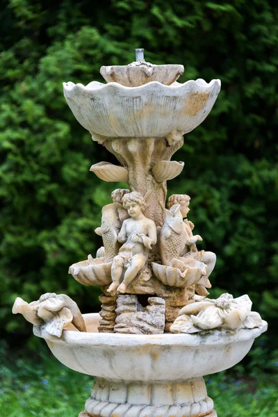 Marmor trädgård fontän med statyer av små pojkar och fisk. Slotten och parkerar komplex Manor Tarnowski, s.Kachanovka, Ukraina. — Stockfoto