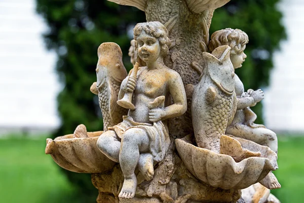 Fontaine d'eau de jardin en marbre avec des statues de petits garçons et de poissons. Le palais et le complexe du parc Manoir Tarnowski, s.Kachanovka, Ukraine . — Photo