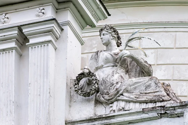 Estatua de la diosa romana Victoria o Nike griega en el complejo de palacio y parque Manor Tarnowski, s.Kachanovka, Ucrania . —  Fotos de Stock