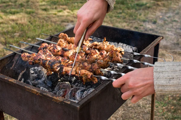 Muž vaření, pouze rukou, on je bourání masa nebo steak pro jídlo. Lahodná grilovaná masa na grilu. Víkendové grilování. Selektivní fokus. — Stock fotografie