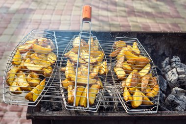 Izgarada kızarmış patates. Açık hava barbekü hafta sonu. 