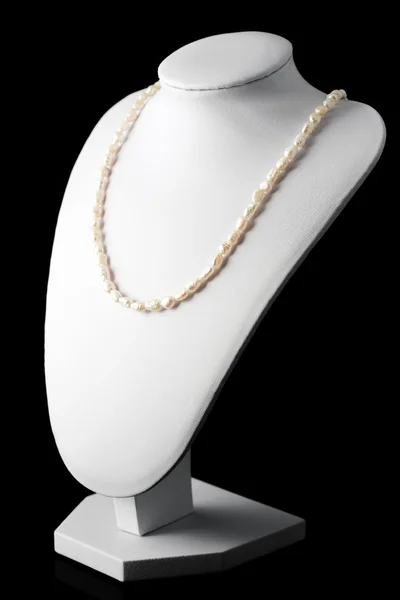 Collar hecho de perlas naturales en un soporte. Accesorios mujer —  Fotos de Stock