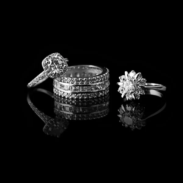 Luxury jewellery. White gold or silver rings with diamonds. Selective focus — Stock Photo, Image