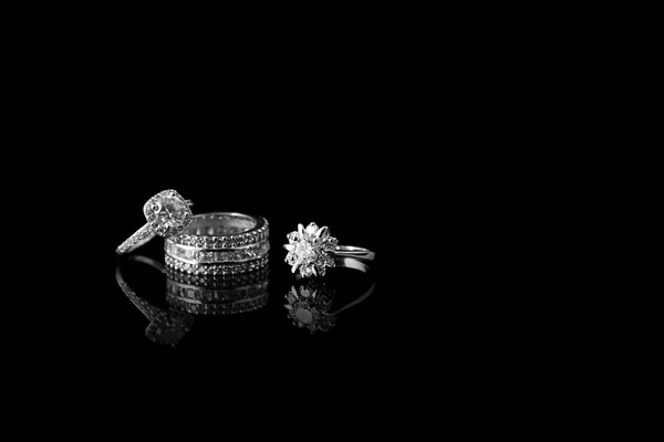 Joyas de lujo. Anillos de oro blanco o plata con diamantes. Enfoque selectivo — Foto de Stock