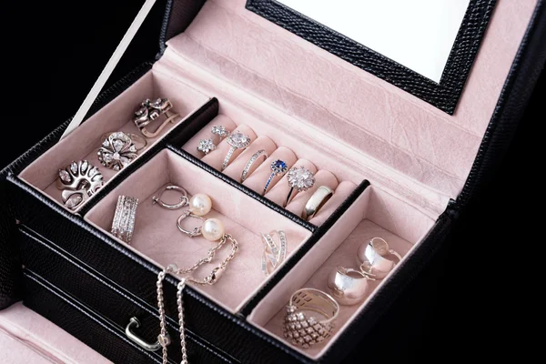 Jewelry box with white gold and silver rings, earrings and pendants with pearls. Collection of luxury jewelry. — Stock Photo, Image