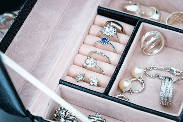 Ékszeres doboz, fehér arany és ezüst gyűrű, fülbevaló és medálok és gyöngy. Luxus ékszerek gyűjteménye. — Stock Fotó