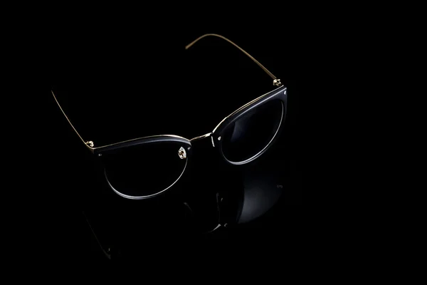 Gato ojos en forma de gafas retro sobre fondo negro . — Foto de Stock