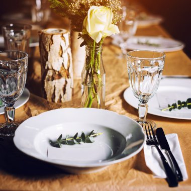 Masa hazır yemek için dekore edilmiştir. Güzel çiçekler, mumlar, tabak ve peçeteler düğün için tablo kümesi veya başka bir olay Restoran dekore edilmiş.