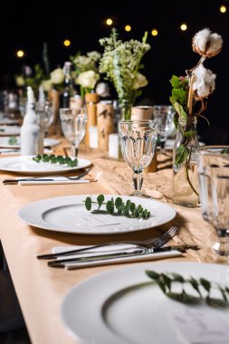 Masa hazır yemek için dekore edilmiştir. Güzel çiçekler, mumlar, tabak ve peçeteler düğün için tablo kümesi veya başka bir olay Restoran dekore edilmiş.