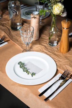 Masa hazır yemek için dekore edilmiştir. Güzel çiçekler, mumlar, tabak ve peçeteler düğün için tablo kümesi veya başka bir olay Restoran dekore edilmiş.