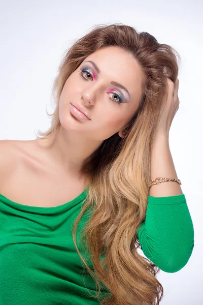 Hermosa chica rubia con maquillaje brillante y pelo rizado largo sobre fondo blanco. Moda tiro — Foto de Stock