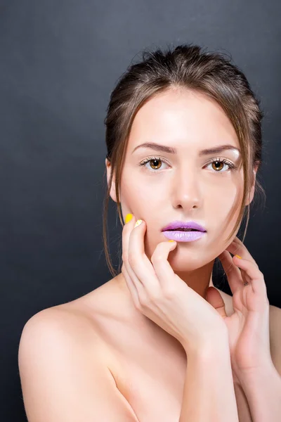 Retrato cercano de hermosa chica desnuda con maquillaje brillante y manicura . — Foto de Stock