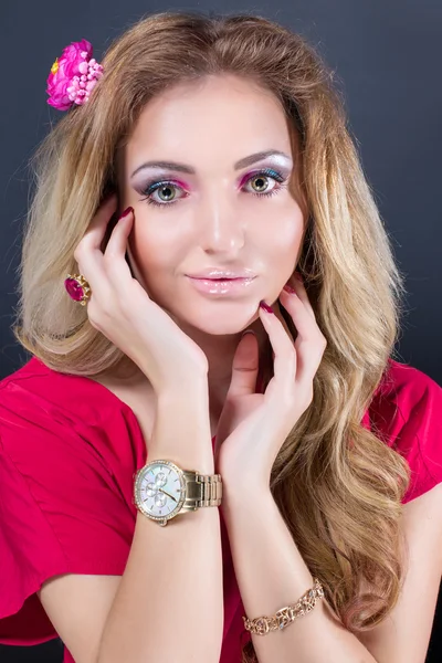 Beautiful blonde girl with bright makeup, long curled hair and massive jewelry on white background. Fashion shot. — 图库照片
