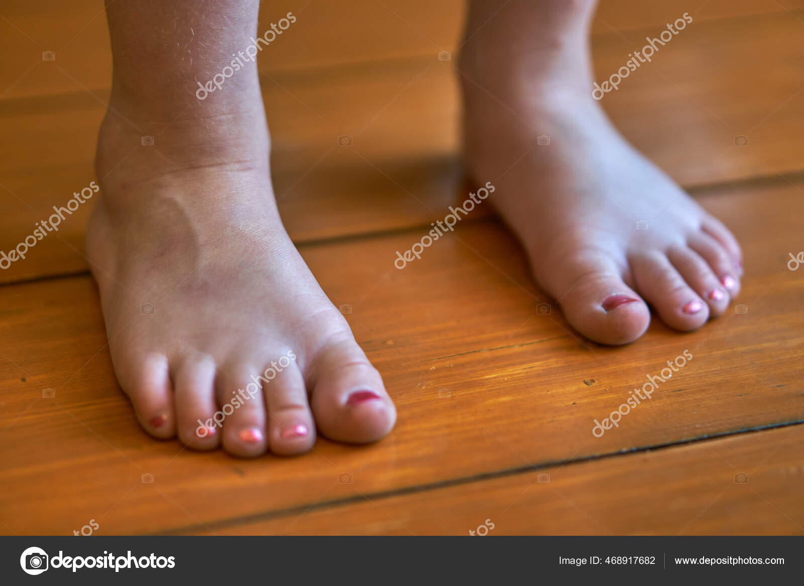Petits Pieds De Bebe Avec Des Ongles Peints Pedicure Pour Enfants Petites Filles Orteils Image Libre De Droit Par Vladimirbolokh C Petits Pieds De Bebe Avec Des Ongles Peints Pedicure Pour Enfants Petites Filles Orteils Image Libre De Droit Par Vladimirbolokh C
